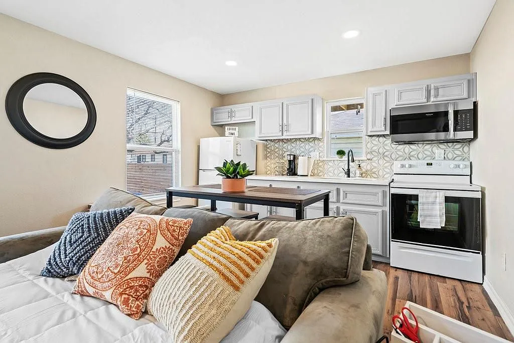 Anita Street Apartments 18